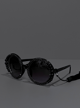 欧式轻奢样板房衣帽间红色系衣服软装摆件衣柜丝巾马甲裙皮带组合