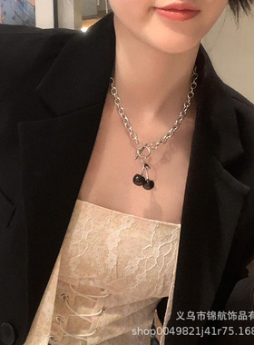 王少女同款黑色樱桃项链女潮ins嘻哈钛钢锁骨链冷淡风配饰Choker