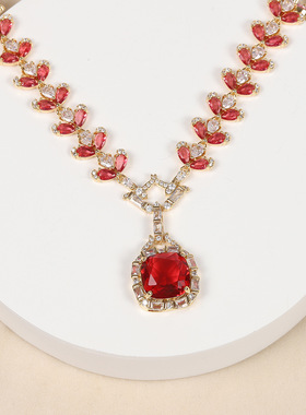 2023冬季新款花瓣造型奢华古典优雅气质项链耳钉设计高级感项链女