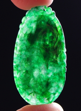 七宝天然a货翡翠辣绿雕刻吊坠