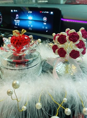 新款太阳能旋转水晶苹果香薰摆件车载香水女生汽车香氛车内装饰品