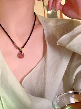 草莓晶平安扣项链女生2025年新款甜酷辣妹风小众高级设计感锁骨链