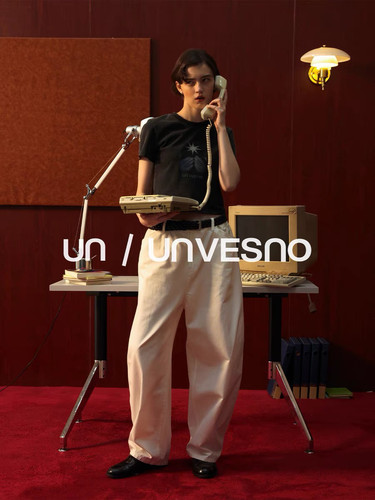Unvesno(UN)复古炒雪花磨破工艺手捧星印花情侣款宽松T恤 - 图0
