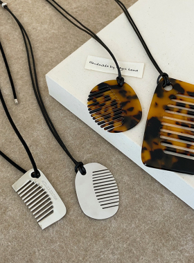 韩国小众豹纹醋酸梳子吊坠黑绳项链女独特设计感百搭颈链毛衣链