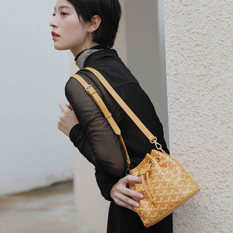 韩国东大门emo狗牙2020新款水桶包 昕悦女士包袋