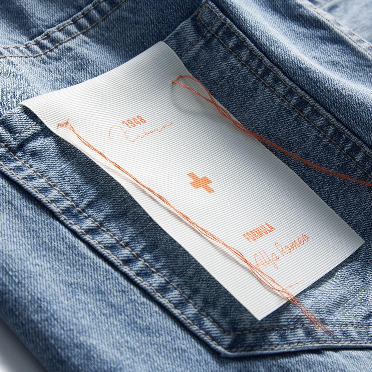  太平鸟男装outlets店牛仔裤