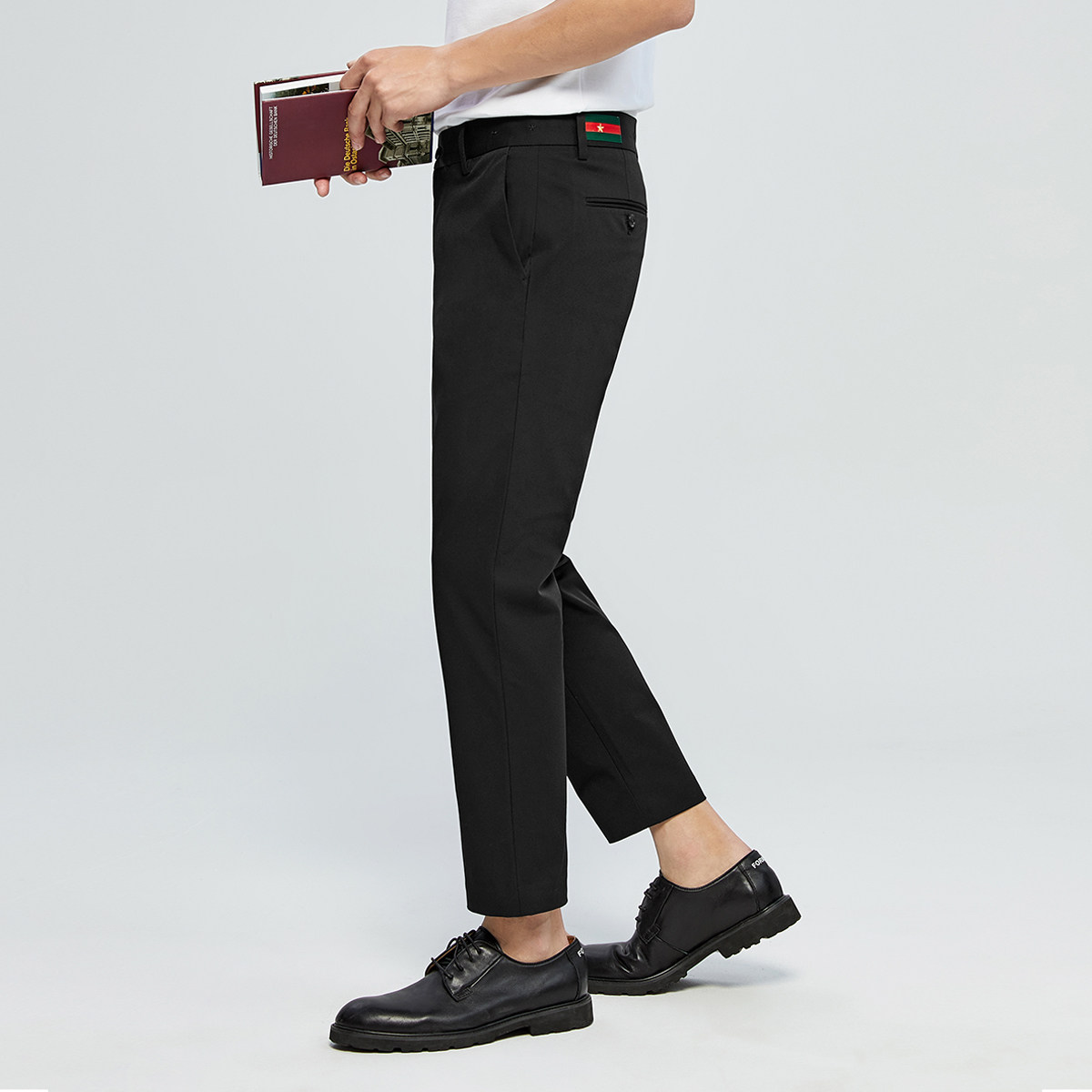  太平鸟男装outlets店休闲裤