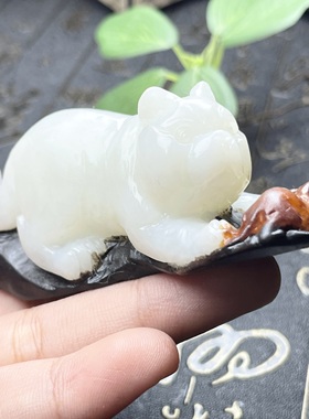 名家老师作品猫抓老鼠和田玉俄籽料三色俏色巧雕羊脂白玉挂件把件