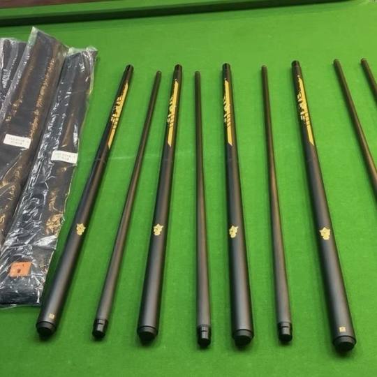 Kleines Monster, schwarzes Ei, springend, einpolig, großer Kopf aus Kohlefaser