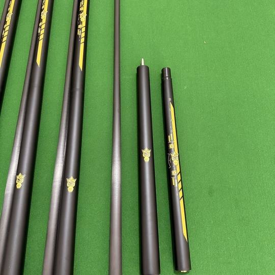 Kleines Monster, schwarzes Ei, springend, einpolig, großer Kopf aus Kohlefaser