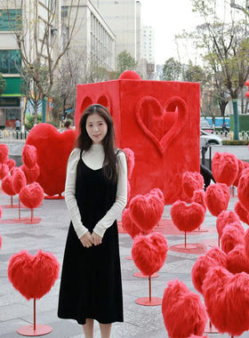 长毛绒爱心装饰服装店立式情人节道具店铺活动浪漫氛围打卡生日