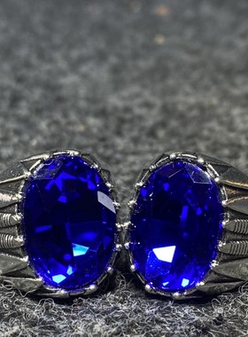 宫廷御用首饰刺绣盒内珍藏翡翠手镯和钻石戒指一盒