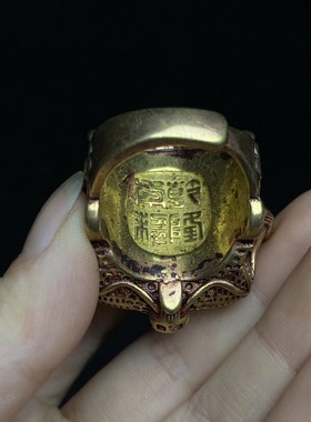 古玩旧藏大清乾隆御制漆器收藏盒内珍藏铜镶老玛瑙天珠戒指套盒