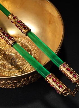 珍品旧藏纯铜高浮雕錾刻花纹鎏金碗镶嵌翡翠筷子餐具一套