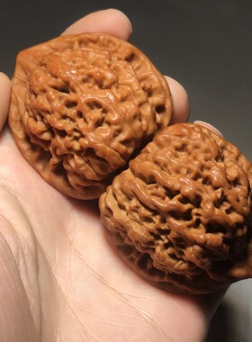 精品高抛核桃麒麟纹勇大官帽四座楼狮子头原色精配对手把件文玩