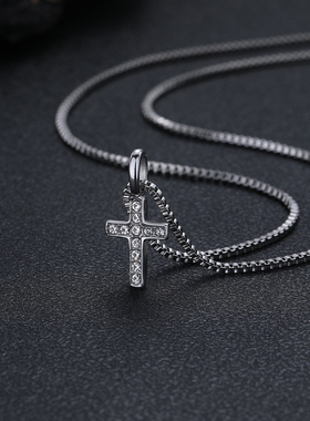 钛钢迷你满钻十字架项链男潮简约百搭锁骨链男女饰品