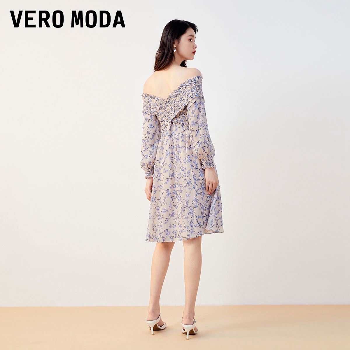 Vero Moda连衣裙2023秋冬新款肌理感碎花短裙A字V领收腰公主度假