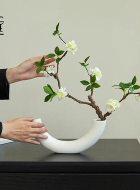 简约枯枝梅花白色花瓶仿真花