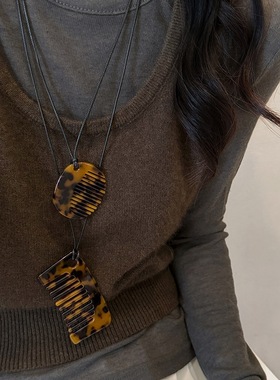 进口醋酸皮绳豹纹梳子吊坠项链女秋季小众高级感毛衣链复古设计