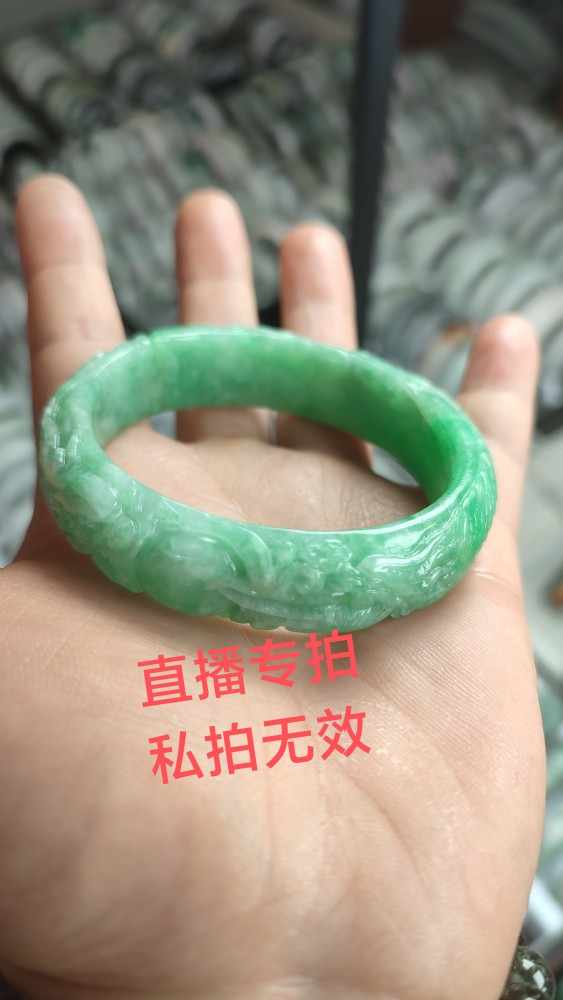 方】翡翠彫 清 宮廷珍藏 冰翡翠手環 腕環 根付 時代漆器箱付 8點同出