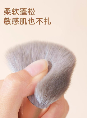 郭小妞鎏金异形修容刷波浪形贴合脸部轮廓侧脸斜角阴影刷化妆刷