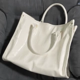 Оригинальная сумка через плечо, вместительная и большая летняя минималистичная портативная сумка на одно плечо, коллекция 2022, крокодиловый принт