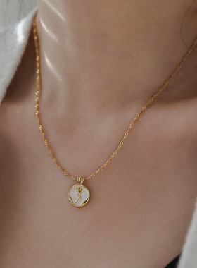 精致温柔气质白色滴釉玫瑰花圆牌项链女锁骨链甜美小众设计轻奢潮