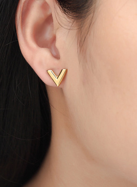 简约金色小众轻奢V字母项链女夏锁骨链网红不掉色耳环手链三件套