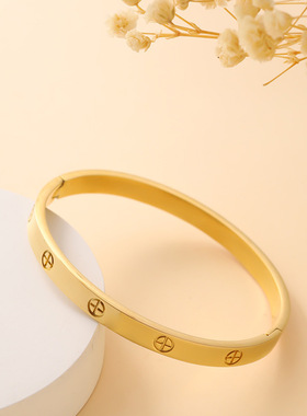 新款十字印花金属风手镯女欧美时尚轻奢气质感手饰手环