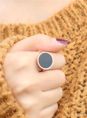 新款18K玫瑰金食指戒指女 日韩黑色圆盘钛钢个性学生复古指环