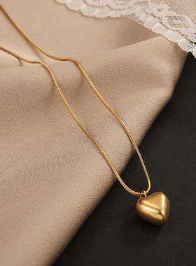 女时尚轻奢简约立体爱心短款圆润锁骨链饰品钛钢项链心形蛇骨链