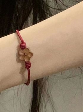 小红书同款桃木小花手绳女手工编织转运保平安桃花本命年红绳礼物
