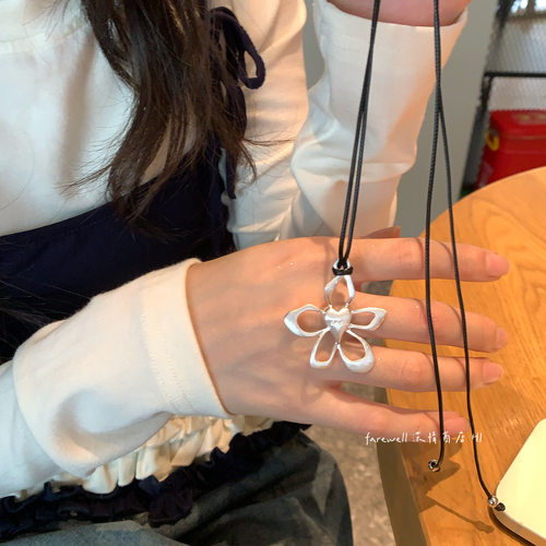 简约ins风金属银色花朵吊坠项链复古小众毛衣链百搭高级感卫衣链 - 图2