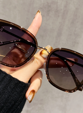 猫眼墨镜女款适合方圆脸脸大海边