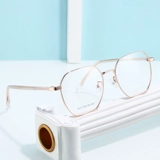 Очки миопии мужские и женские рамы могут быть оснащены некоторой степенью световых магнитных всасывающих зеркал, двух поляризованных солнцезащитных очков вождения