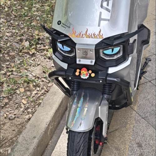 适用于台铃苍穹EB电动车头灯眉定风翼改装立体恶魔眼睛装饰贴纸 - 图1