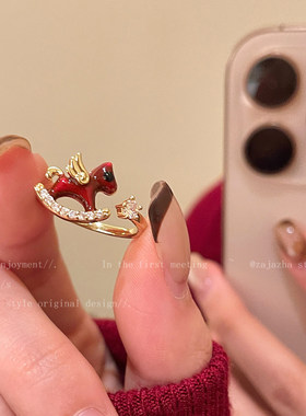 本命年红色小马戒指女生小众设计新年马年有福轻奢高级感食指戒