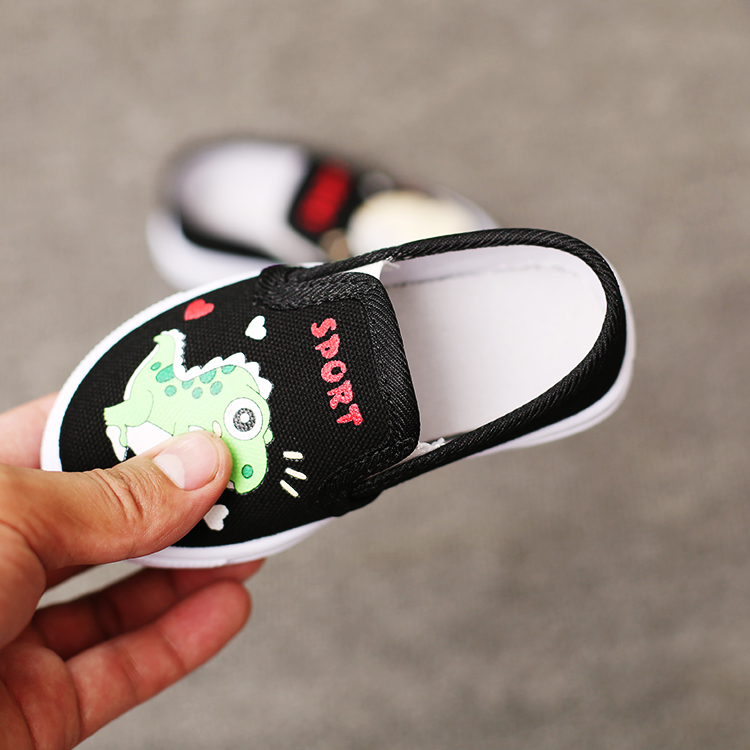 春秋男童鞋子儿童帆布鞋低帮卡通板鞋套脚一脚蹬宝宝幼儿园休闲鞋