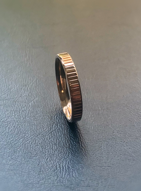 恶之花-玫瑰金窄型钛钢食指尾戒