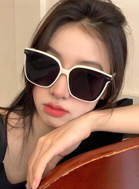 方形个性前卫女馨帮拍照太阳