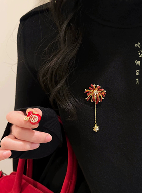 铜合金新年红烟火胸针高端小众