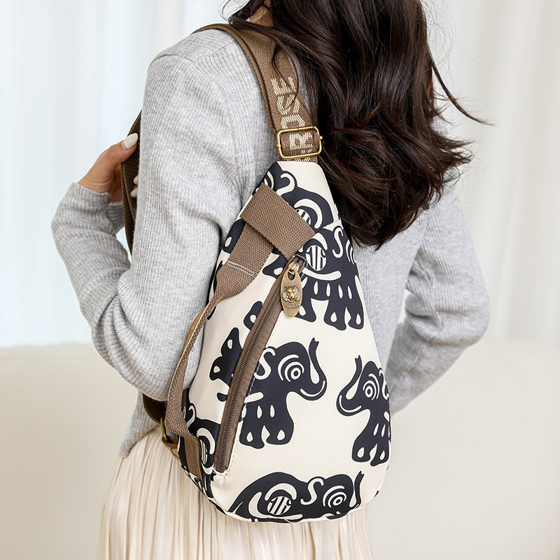 胸包女新款牛津布单肩斜挎包时尚百搭迷你帆布包胸前小背包斜跨包,淘宝优惠券,粉丝福利购,淘宝优惠卷