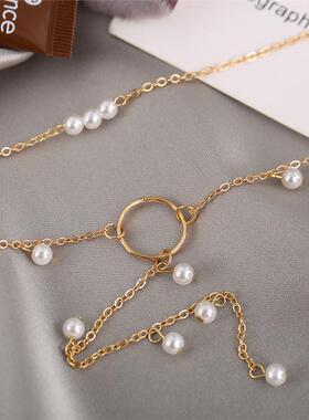 The Euro-American flavour pearls hang around the chain of th