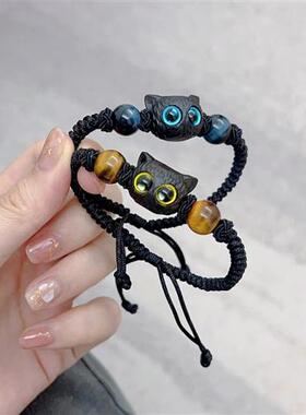 The cute little black cat's bracelet, the couple's choreogra