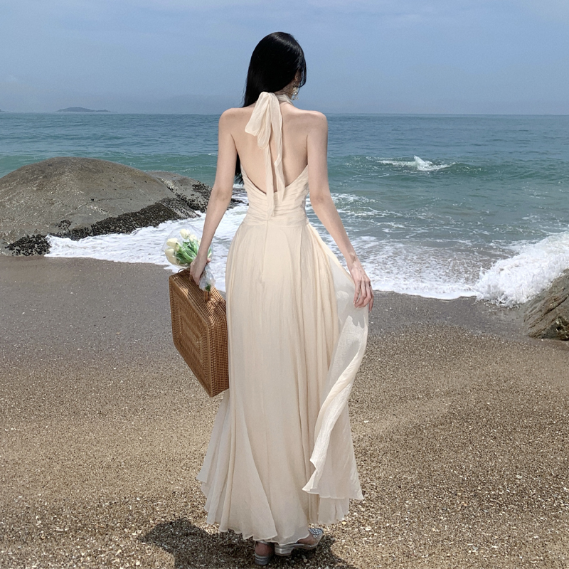 v领挂脖式连衣裙性感夏季仙女露背长裙海边度假沙滩新款旅游白色