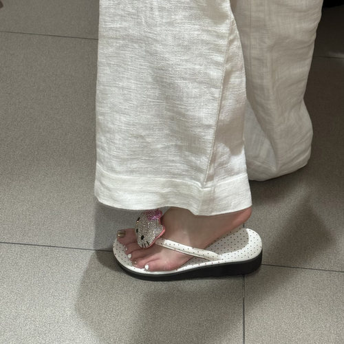 【叶小欧】厚底增高eva踩屎感人字拖网红沙滩凉鞋夏季夹脚拖鞋女 - 图1