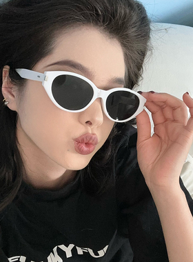 白色猫眼墨镜女潮凹造型街拍