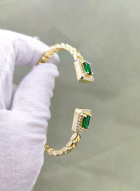 极简轻奢风镶绿宝石精品手镯