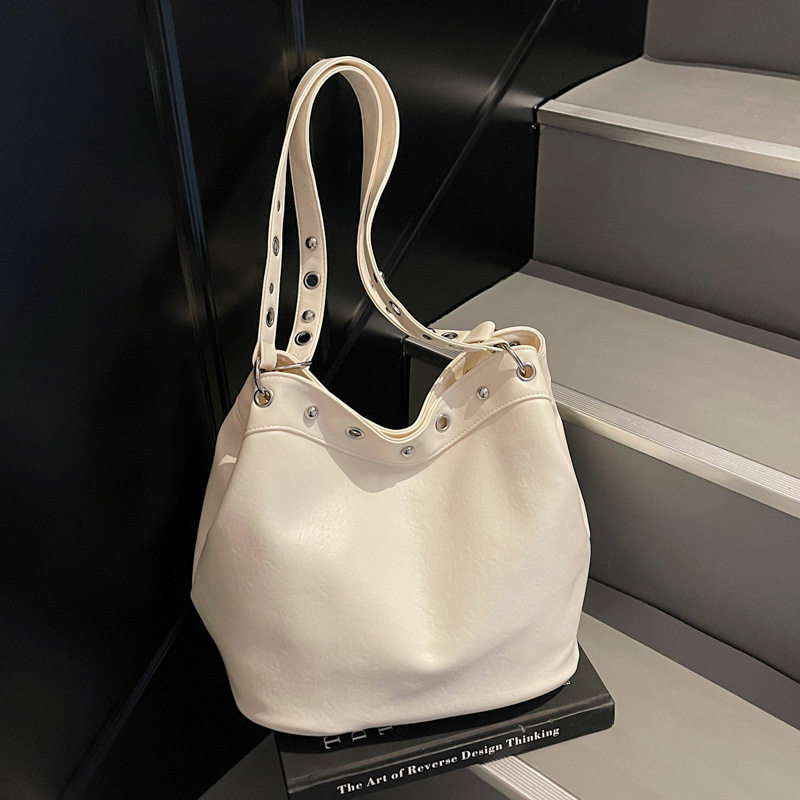 大容量朋克机车包铆钉通勤托特包2026新款复古时尚手提单肩水桶包,淘宝优惠券,粉丝福利购,淘宝优惠卷