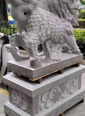 石头石雕青石麒麟摆件一对镇宅看门神兽家用庭院公司酒店原石雕刻